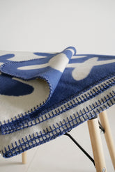 KJELL – Blau und Weiss